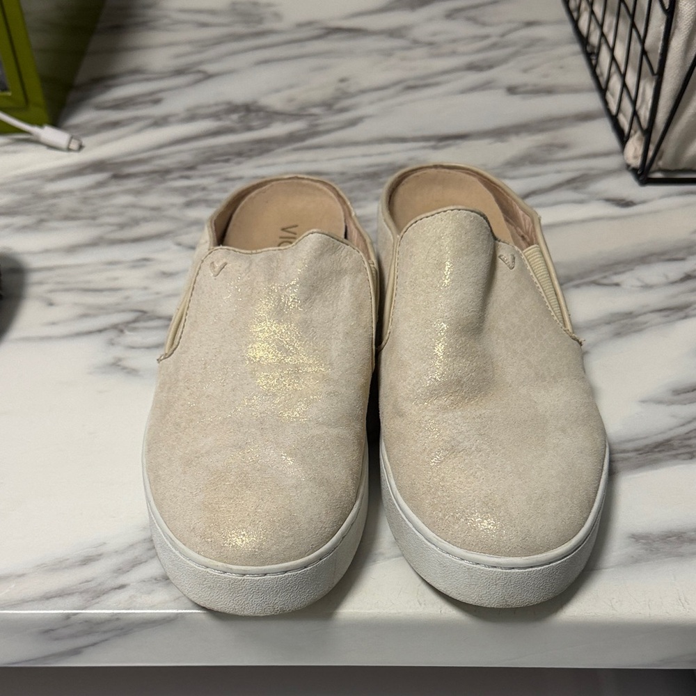 Vionic Women's Cream/ Gold  Slip-On Sneakers